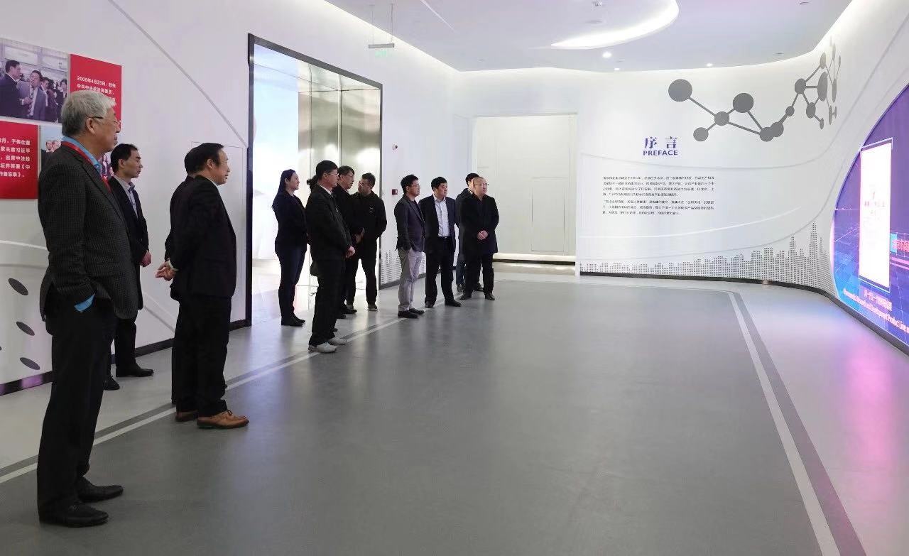 调研组参观悦康药业集团展厅