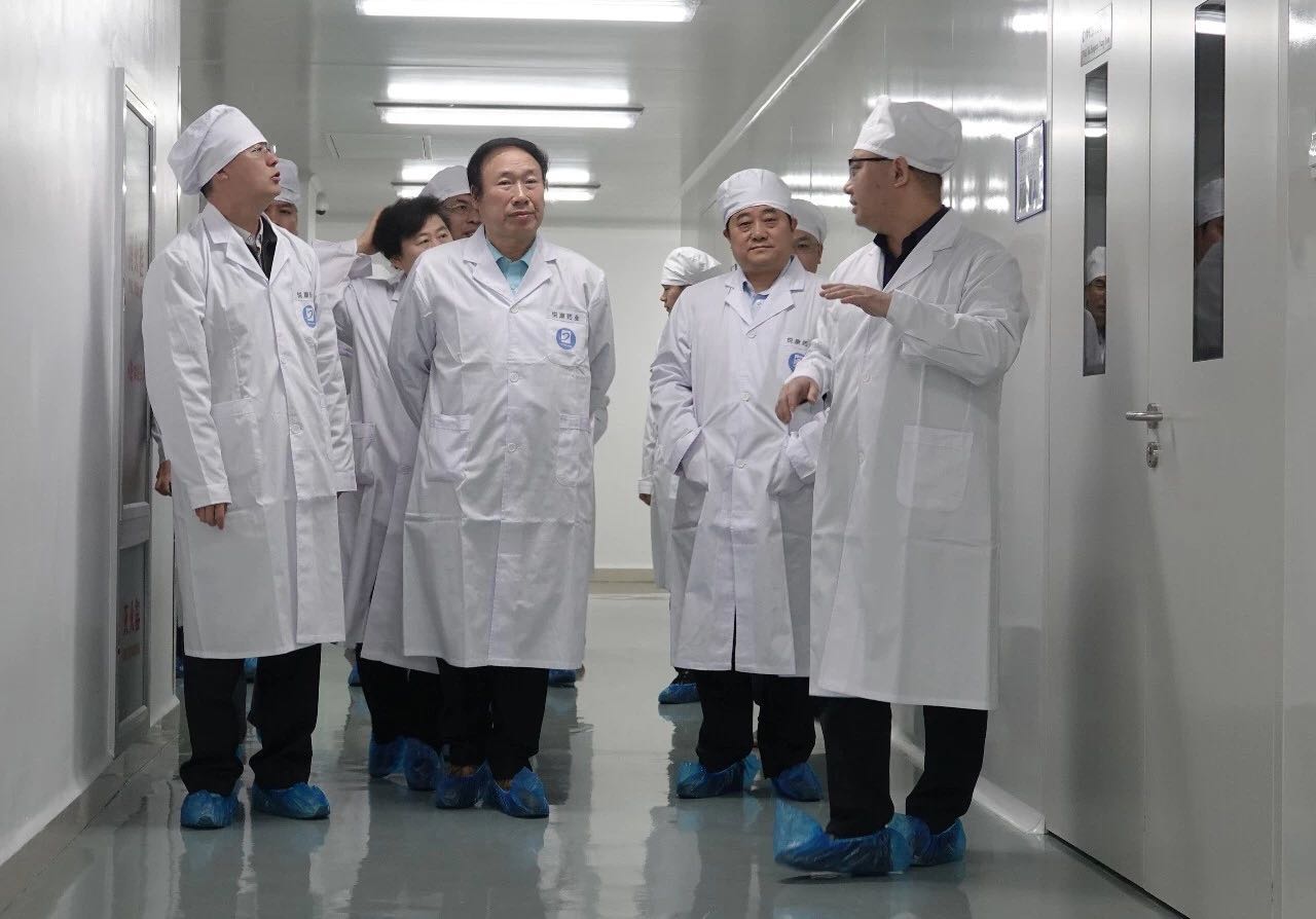 委员们深入车间一线,调研药品智能化生产 委员们深入车间一线,调研药品智能化生产