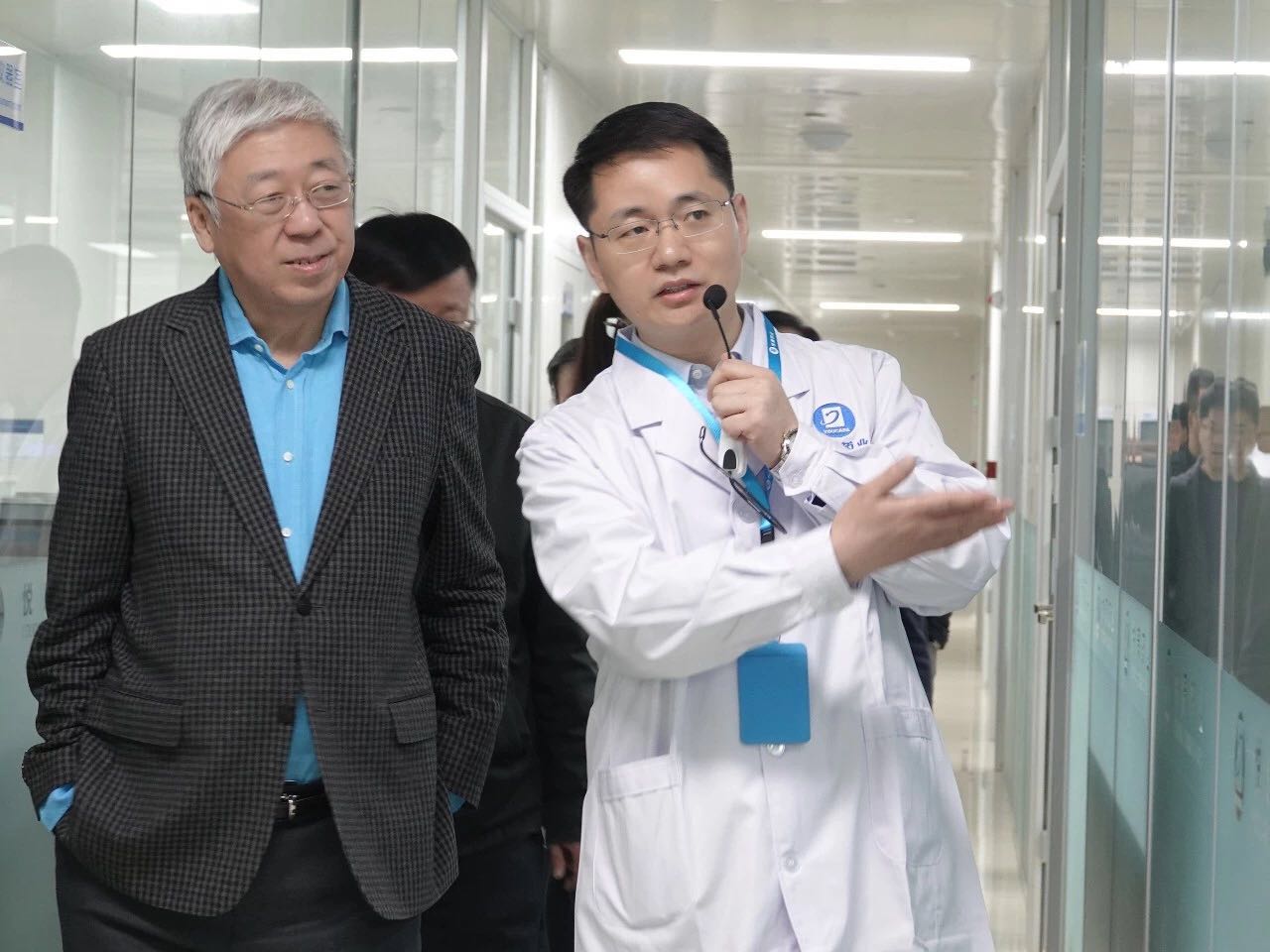 悦康集团药物研究院院长宋更申博士向委员们介绍新药研发情况