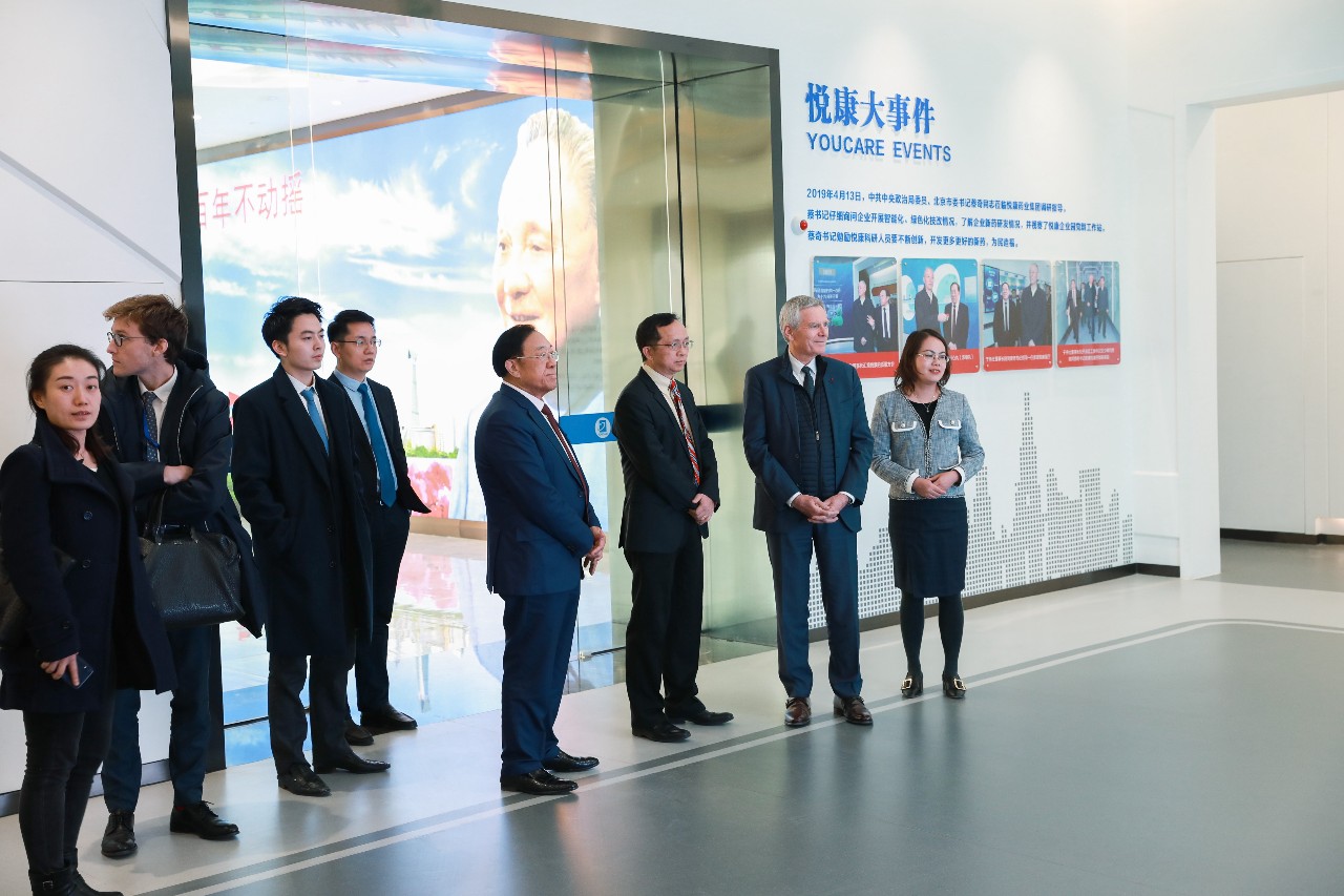 雅克·毕奥特先生一行参观集团展厅、药物研究院