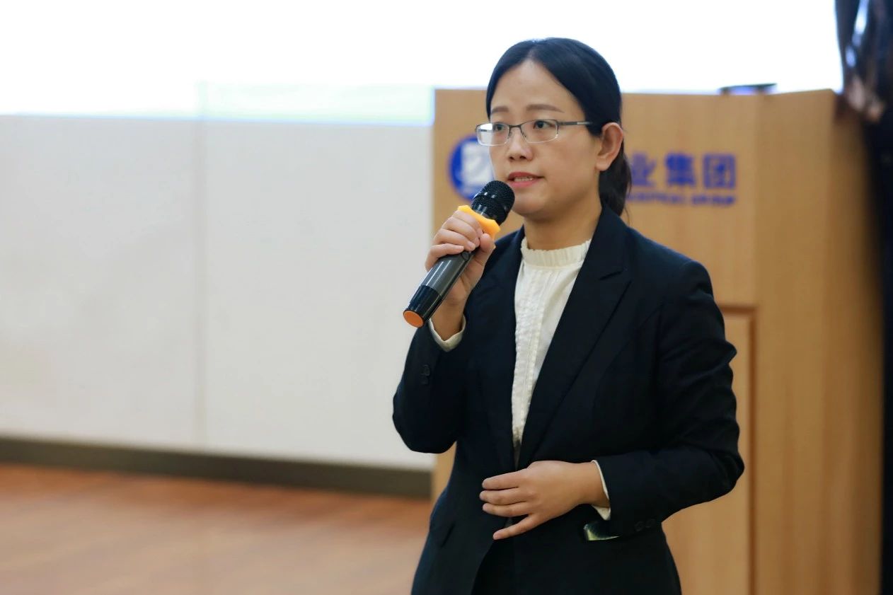 悦康药业集团营销中心副总经理苑旭苹主持会议